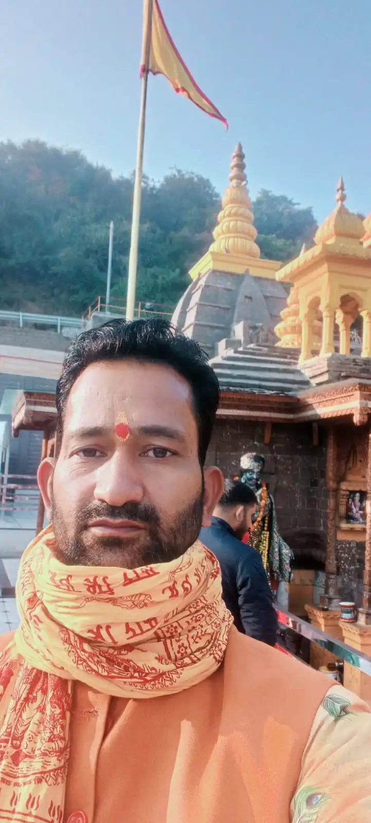 Acharya Mukesh Khanduri analyzing Janam Kundli with client